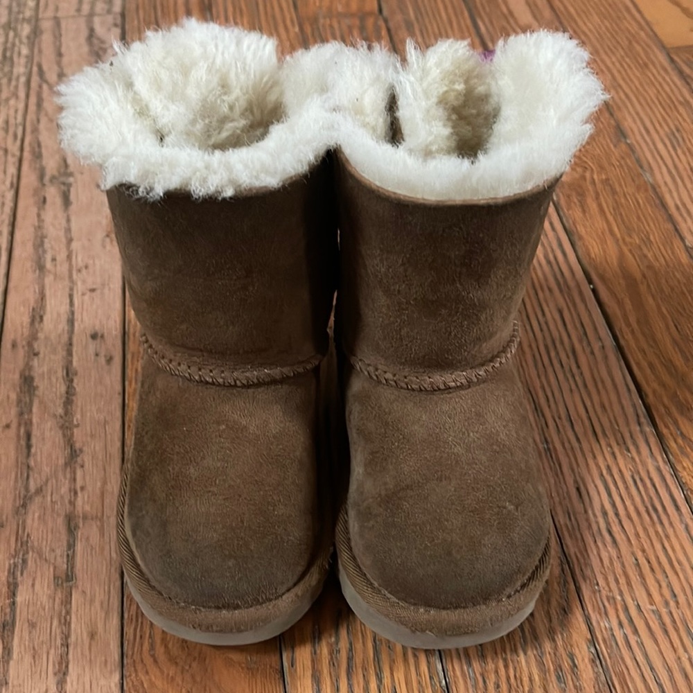 Brown UGG with pink bow size 6 toddler